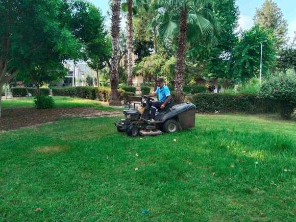 MERSİN’ DE PARK VE YEŞİL ALANLARDA BAKIM ÇALIŞMALARI SÜRÜYOR