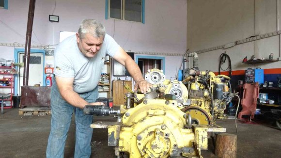 ISPARTA’DA 10 YAŞINDA ŞANTİYELERDEKİ İŞ MAKİNELERİNİN YANINDA BAŞLADIĞI MESLEĞİNİ YARIM ASIRDIR SÜRDÜRÜYOR