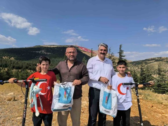 SCOOTERLARINI BAYRAK SEVGİSİ İÇİN SÜRDÜLER, ZİRVEDE DÜNYANIN EN BÜYÜK AY YILDIZIYLA BULUŞTULAR