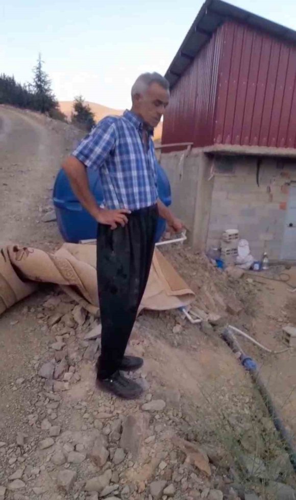 KOZAN’DA AÇIKTA BIRAKILAN SU BORUSU VATANDAŞI MAĞDUR EDİYOR
