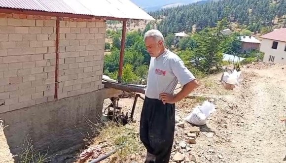 KOZAN’DA AÇIKTA BIRAKILAN SU BORUSU VATANDAŞI MAĞDUR EDİYOR