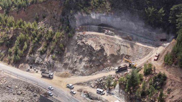 ADANA’DAKİ ‘HEYELAN ISLAHI VE TÜNEL PROJESİ’NDE İLK KAZMA VURULDU