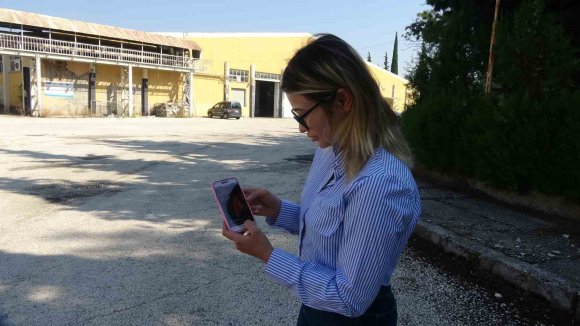 SOKAKTAN GELEN SESİ İKİ GÜN BOYUNCA TAKİP ETTİ, DUYARLILIĞI YAVRU KEDİYİ ÖLÜMDEN KURTARDI