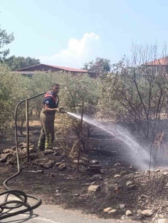 DÖRTYOL’DA BAHÇE YANGINI KONTROL ALTINA ALINDI