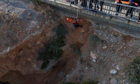 DENİZ KEYFİ HASTANEDE SON BULDU, KAYALIK ALANDA MAHSUR KALAN VATANDAŞ 2 SAATTE KURTARILDI