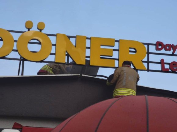 İSKENDERUN’DA DÖNERCİDE ÇIKAN YANGIN BÜYÜMEDEN KONTROL ALTINA ALINDI