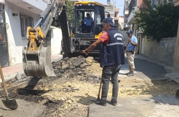 AKDENİZ’DE YENİ YOLLAR AÇILIYOR, SOKAK VE KALDIRIMLAR YENİLENİYOR