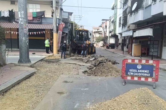 AKDENİZ’DE YENİ YOLLAR AÇILIYOR, SOKAK VE KALDIRIMLAR YENİLENİYOR