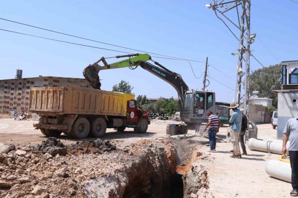 TAYFUR SÖKMEN MAHALLESİ’NDE KANALİZASYON ÇALIŞMALARI HIZ KAZANDI