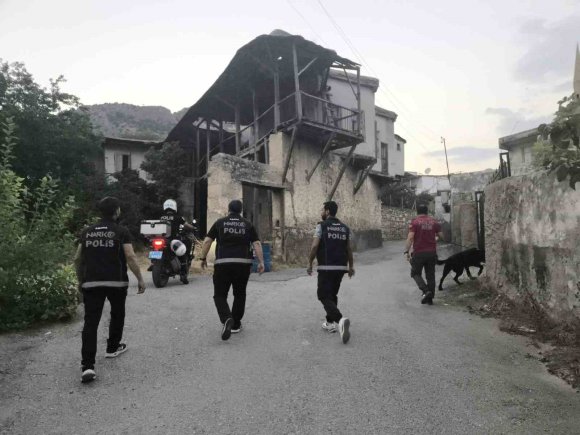 KOZAN’DA NARKOTİK UYGULAMASINDA ARANAN TERÖR ÖRGÜTÜ ÜYESİ YAKALANDI