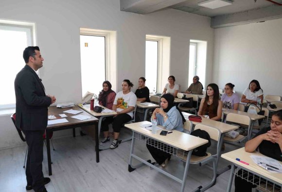 AKDENİZ’DE GENÇLERE ÜCRETSİZ EĞİTİM VE KAYNAK DESTEĞİ