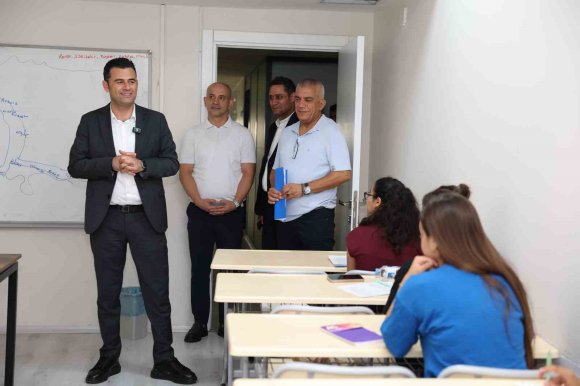 AKDENİZ’DE GENÇLERE ÜCRETSİZ EĞİTİM VE KAYNAK DESTEĞİ