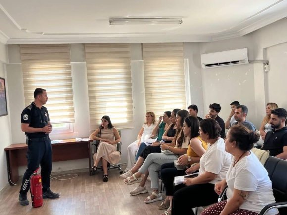 DEFNE İLÇE SAĞLIK MÜDÜRLÜĞÜ’NDE YANGIN VE İLK MÜDAHALE EĞİTİMİ VERİLDİ