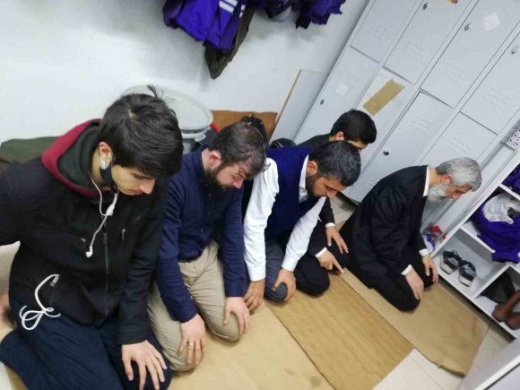 ’KUYTULCULAR’ ÜYELERİNDEN NAMAZDA ‘SELFİE’