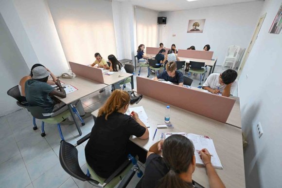 MERSİN’DE GENÇLER SINAVLARA OKUMA SALONUNDA HAZIRLANIYOR