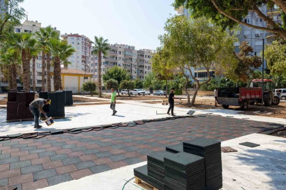 MERSİN’DE İKİ PARK BAŞTAN SONA YENİLENİYOR