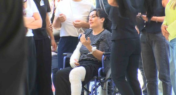 KATLEDİLEN BABA VE OĞLU DEFNEDİLDİ: ANNE CENAZEYE TEKERLEKLİ SANDALYEYLE KATILDI
