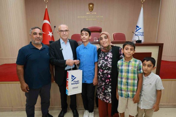 YÜREĞİR’DE BAŞARILI ÖĞRENCİLERE TABLET ÖDÜLÜ