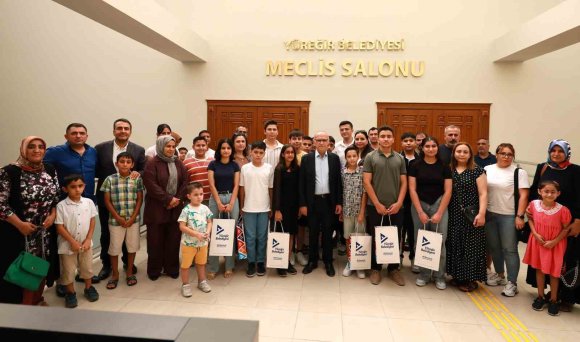 YÜREĞİR’DE BAŞARILI ÖĞRENCİLERE TABLET ÖDÜLÜ