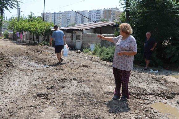 MAHALLELİDEN BOZUK YOL TEPKİSİ: "KAĞNI GEÇMEYE ÇALIŞSA GEÇEMEZ"