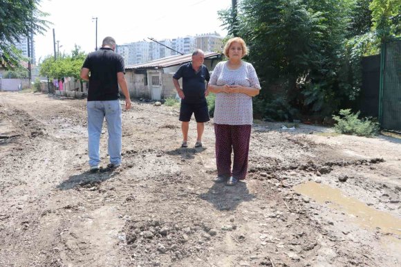 MAHALLELİDEN BOZUK YOL TEPKİSİ: "KAĞNI GEÇMEYE ÇALIŞSA GEÇEMEZ"