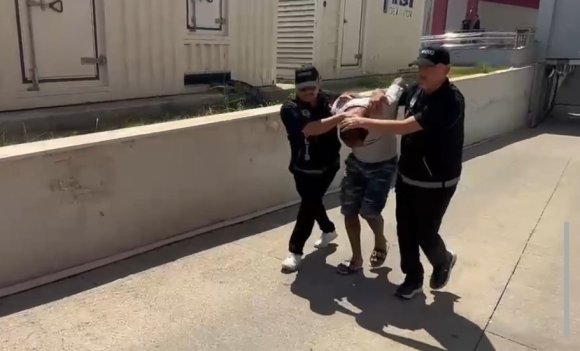 KIRMIZI BÜLTENLE ARANAN UYUŞTURUCU TACİRİ YAKALANDI