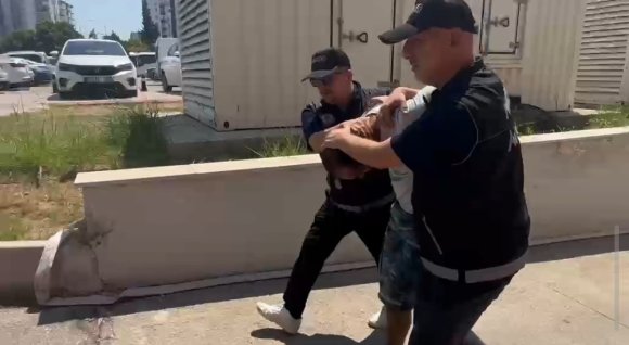 KIRMIZI BÜLTENLE ARANAN UYUŞTURUCU TACİRİ YAKALANDI