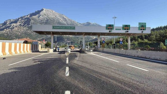 YOLCU OTOBÜSÜ BARİYERE ÇARPTI: 5 YARALI