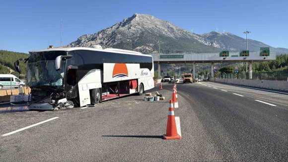 YOLCU OTOBÜSÜ BARİYERE ÇARPTI: 5 YARALI