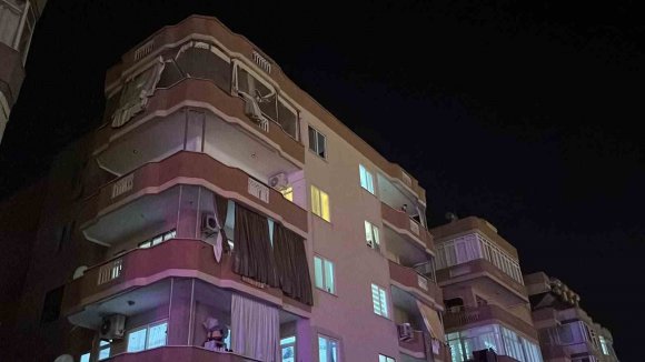 ALANYA’DA ÇATIYA ÇIKAN ADAMI POLİS İKNA ETTİ