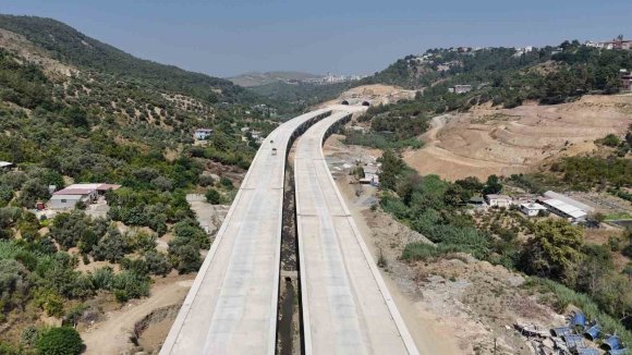 AMANOS DAĞLARI BİN 200’ÜN ÜZERİNDE PERSONEL VE 223 İŞ MAKİNESİYLE AŞILIYOR