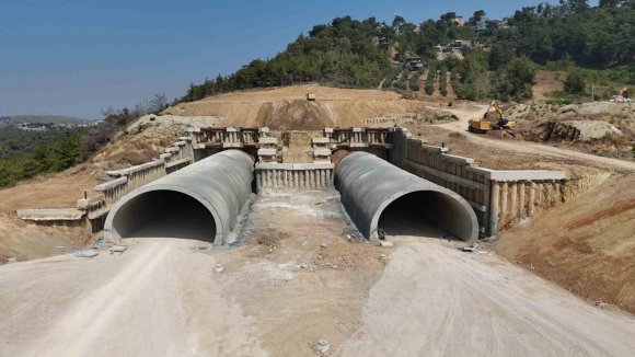 AMANOS DAĞLARI BİN 200’ÜN ÜZERİNDE PERSONEL VE 223 İŞ MAKİNESİYLE AŞILIYOR