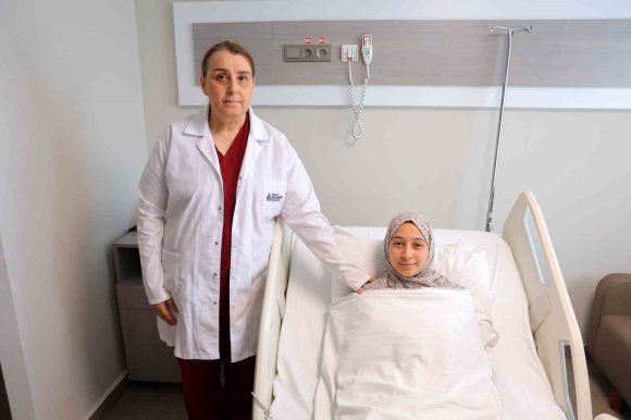 35 SANTİMETRELİK KİST, GENÇ HASTANIN DOĞURGANLIĞI KORUNARAK ÇIKARILDI