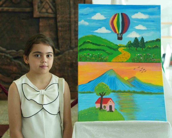 MİNİKLERİN SANAT YOLCULUĞU SERGİYLE TAÇLANDI