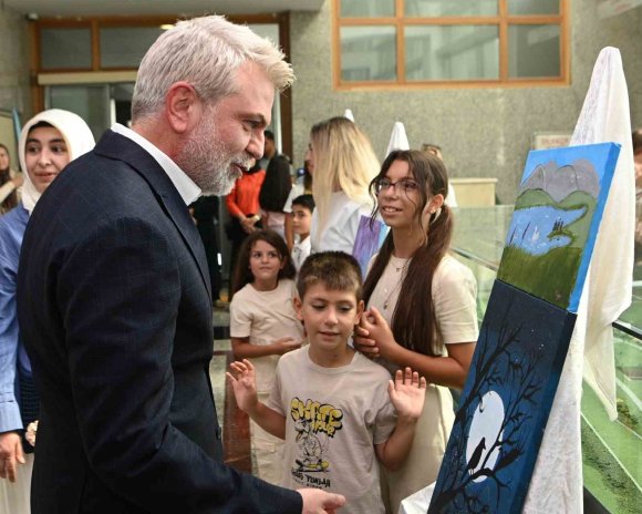 MİNİKLERİN SANAT YOLCULUĞU SERGİYLE TAÇLANDI