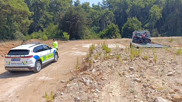 TRAFİK UYGULAMASINI GÖRÜNCE MOTOSİKLETİNİ ORMANLIK ALANA BIRAKIP KAÇTI, CEZADAN KAÇAMADI