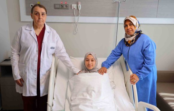 35 SANTİMETRELİK KİST, GENÇ HASTANIN DOĞURGANLIĞI KORUNARAK ÇIKARILDI