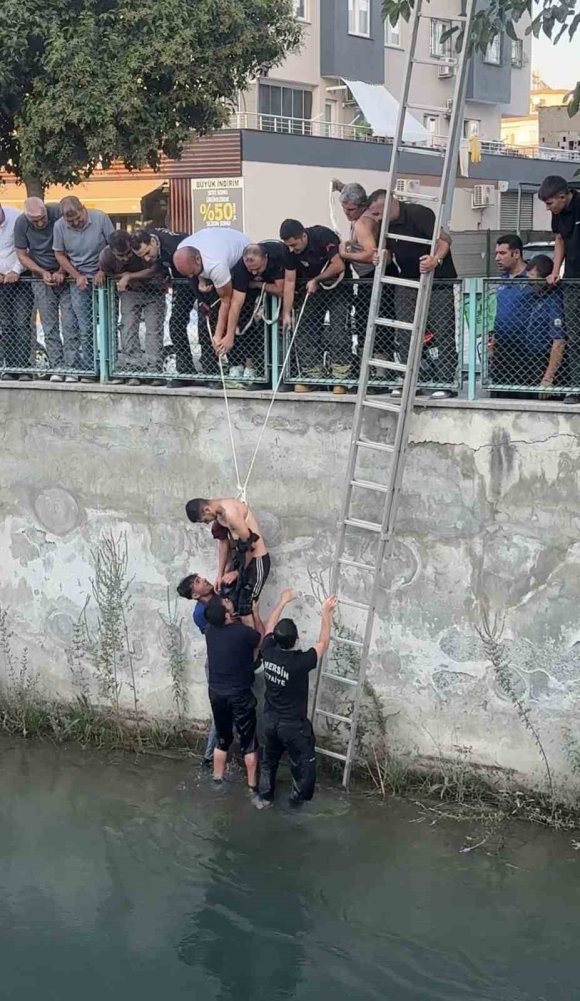 KANALA DÜŞEN GENCİ ARKADAŞI YAKALADI, İTFAİYE KURTARDI