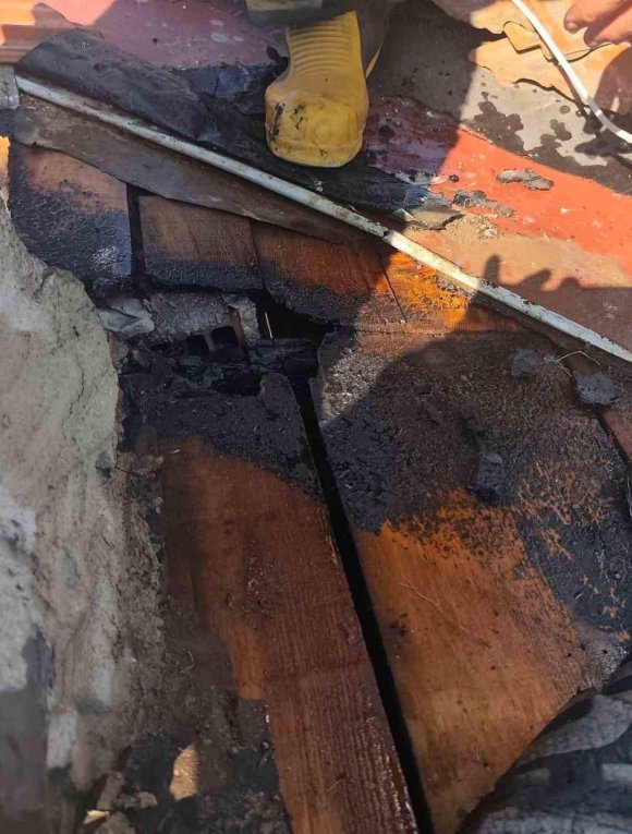 DEFNE’DE ÇATI YANGINI BİNAYA SIÇRAMADAN SÖNDÜRÜLDÜ