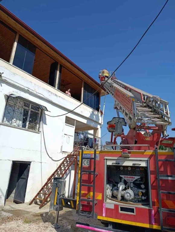 DEFNE’DE ÇATI YANGINI BİNAYA SIÇRAMADAN SÖNDÜRÜLDÜ