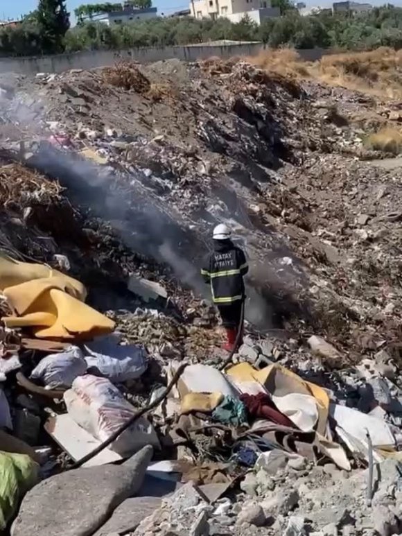 ERZİN’DE ÇÖPLÜK ALANINDA ÇIKAN YANGIN KONTROL ALTINA ALINDI