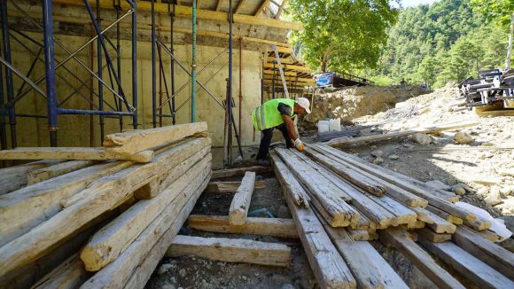 ANDIRIN’DA 53 YILLIK KÖPRÜNÜN YERİNE YENİ KÖPRÜ YAPILIYOR
