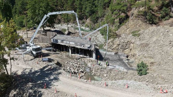 ANDIRIN’DA 53 YILLIK KÖPRÜNÜN YERİNE YENİ KÖPRÜ YAPILIYOR