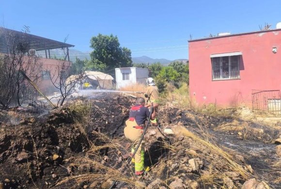 KIRIKHAN’DA BAHÇE VE ÇADIR YANGINI KONTROL ALTINA ALINDI