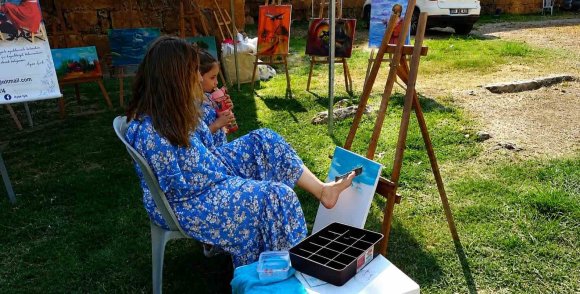 AYAKLARIYLA HAYATA TUTUNDU, ESERLERİ SINIRLARI AŞTI