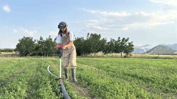 BABASININ GEÇİRDİĞİ İŞ KAZASIYLA ÇİFTLİĞİN YÜKÜ OMUZLARINA BİNDİ, O İSE ÜRETMEKTEN VAZGEÇMEDİ