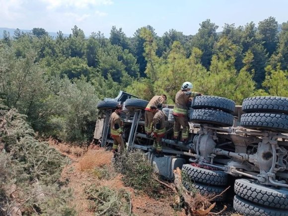 ARSUZ’DA DEVRİLEN KAMYONUN SÜRÜCÜSÜ YARALANDI