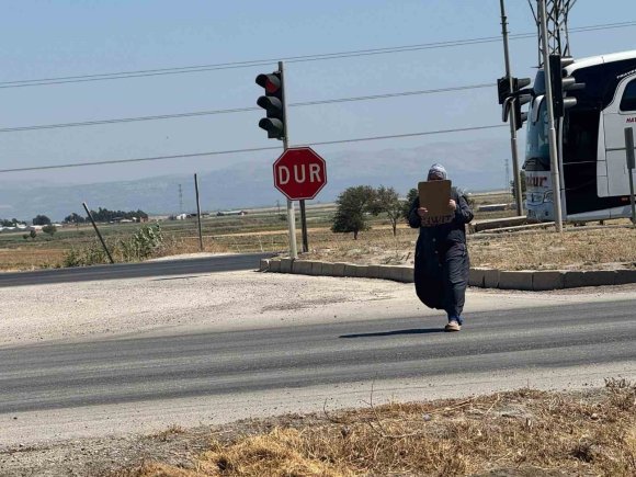 TRAFİK IŞIKLARINDAKİ DİLENCİLER, ZABITAYLA KARŞILAŞINCA ARKALARINA BAKMADAN KAÇTILAR