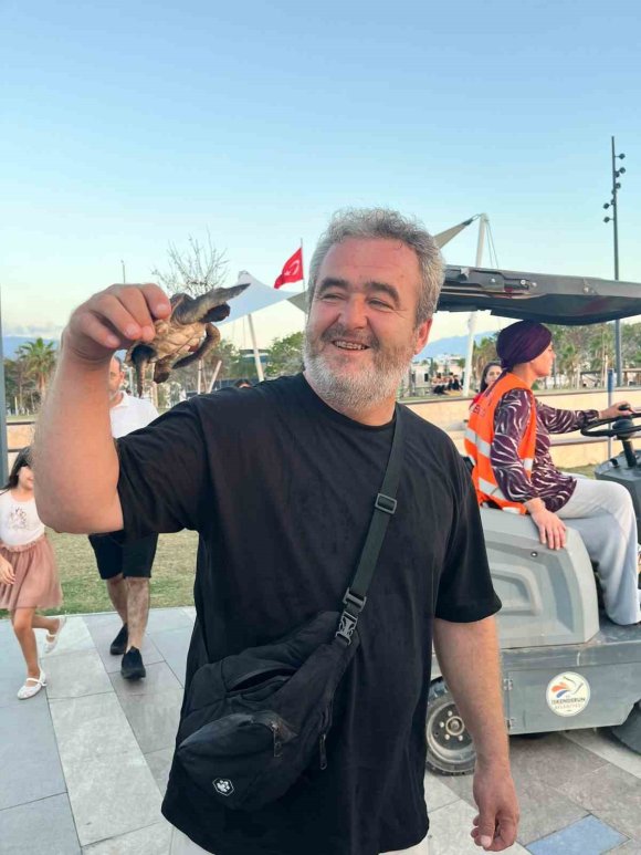 ÇOCUKLARIN ’KAHRAMAN AĞABEYİ’ BOĞAZINA ÇUVAL DOLAŞAN KAPLUMBAĞAYI ÖLÜMDEN KURTARDI