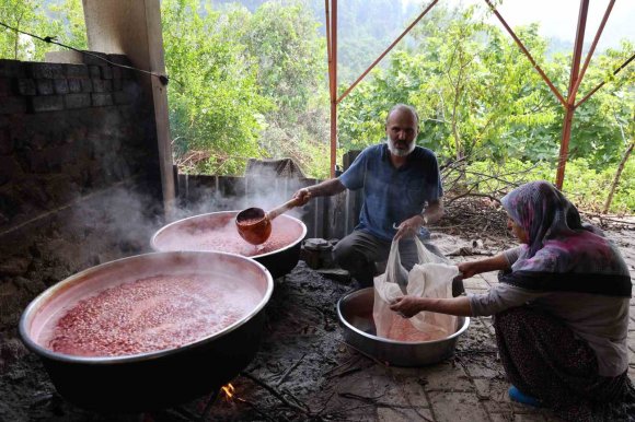ADANA’DA KARA KAZANLARDA SAĞLIK DEPOSU KIZILCIK ŞERBETİ MESAİSİ BAŞLADI